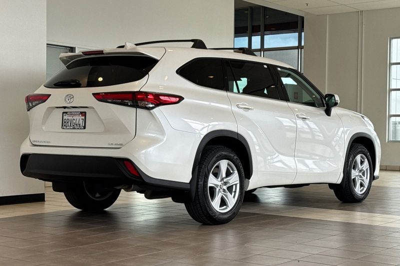 Toyota Highlander Vehicle Full-screen Gallery Image 04