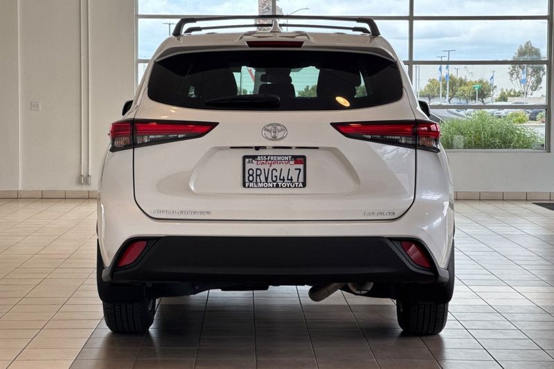 Toyota Highlander Vehicle Full-screen Gallery Image 05