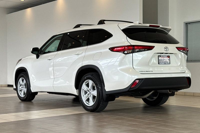 Toyota Highlander Vehicle Full-screen Gallery Image 06