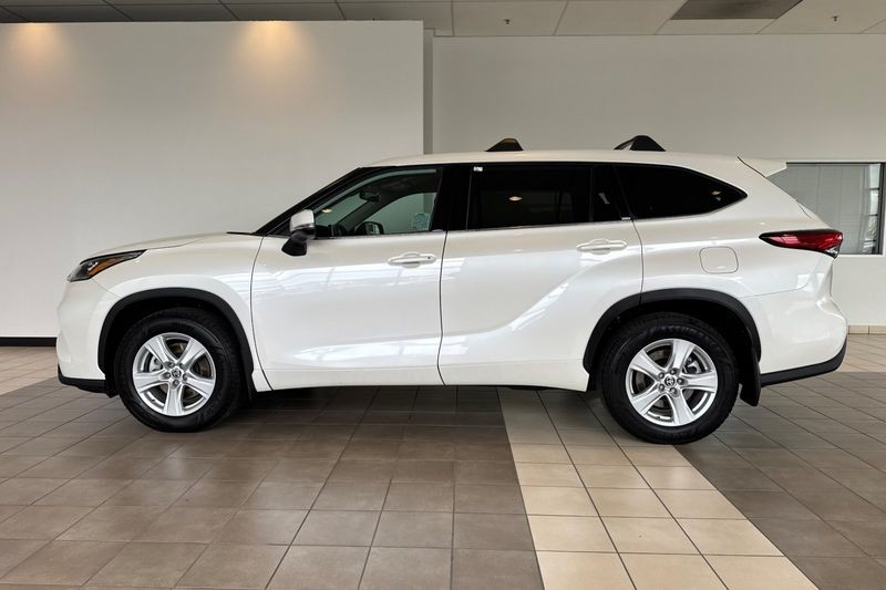 Toyota Highlander Vehicle Full-screen Gallery Image 07