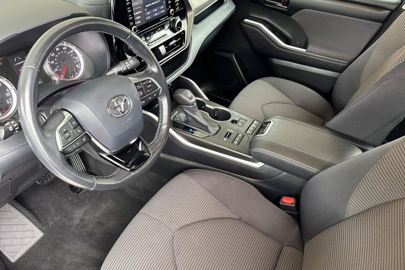 Toyota Highlander Vehicle Full-screen Gallery Image 10