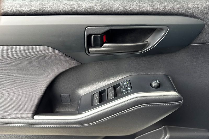 Toyota Highlander Vehicle Full-screen Gallery Image 11