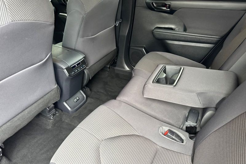 Toyota Highlander Vehicle Full-screen Gallery Image 12