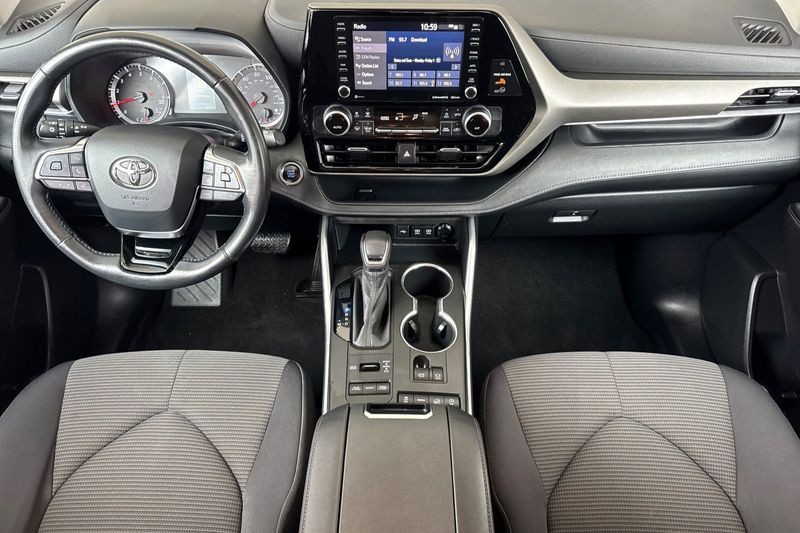 Toyota Highlander Vehicle Full-screen Gallery Image 13