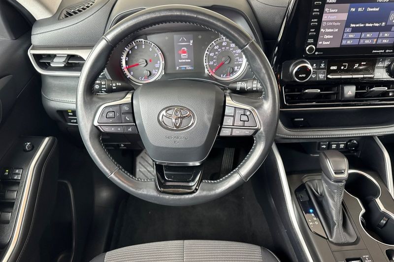 Toyota Highlander Vehicle Full-screen Gallery Image 14