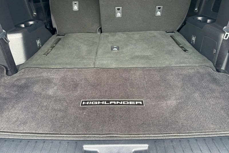 Toyota Highlander Vehicle Full-screen Gallery Image 16