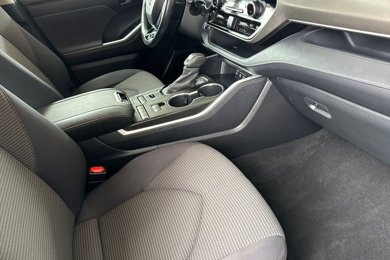 Toyota Highlander Vehicle Full-screen Gallery Image 17