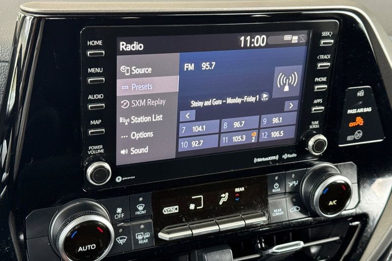 Toyota Highlander Vehicle Full-screen Gallery Image 19