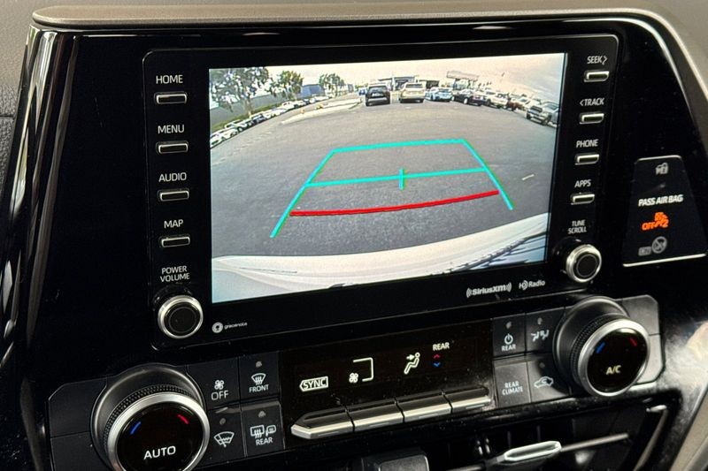 Toyota Highlander Vehicle Full-screen Gallery Image 20
