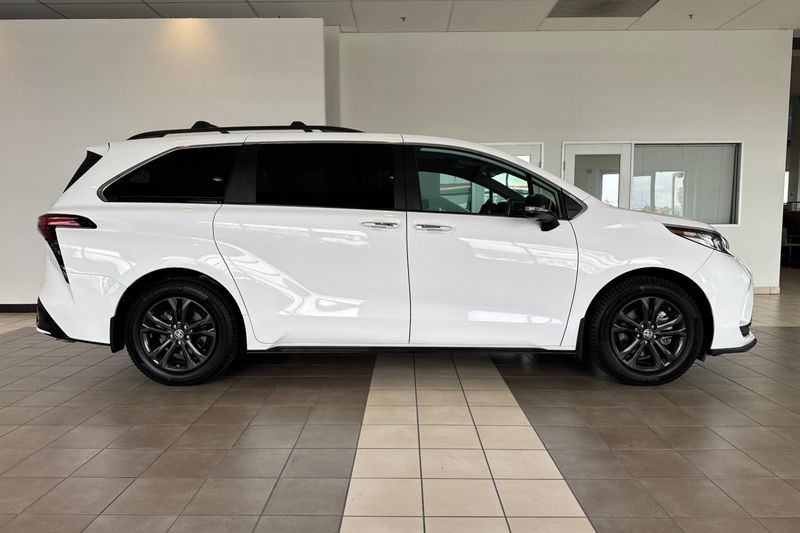 Toyota Sienna Vehicle Full-screen Gallery Image 03
