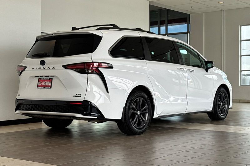 Toyota Sienna Vehicle Full-screen Gallery Image 04