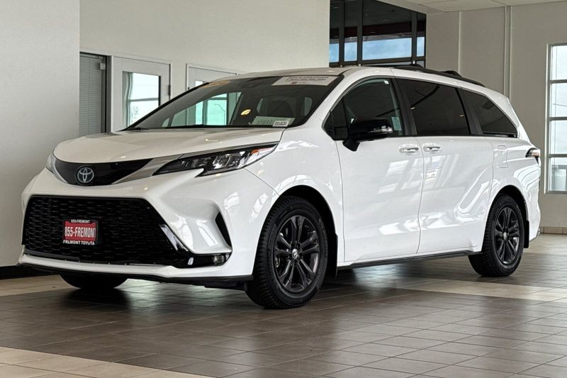 Toyota Sienna Vehicle Full-screen Gallery Image 08