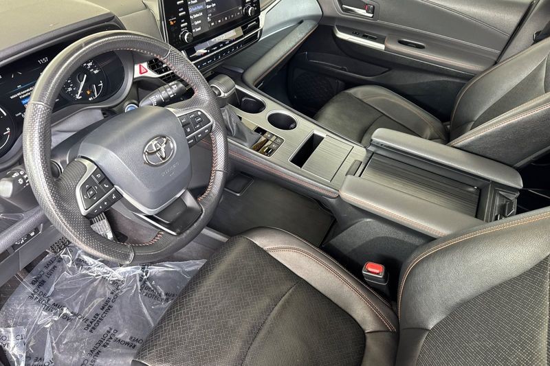 Toyota Sienna Vehicle Full-screen Gallery Image 10