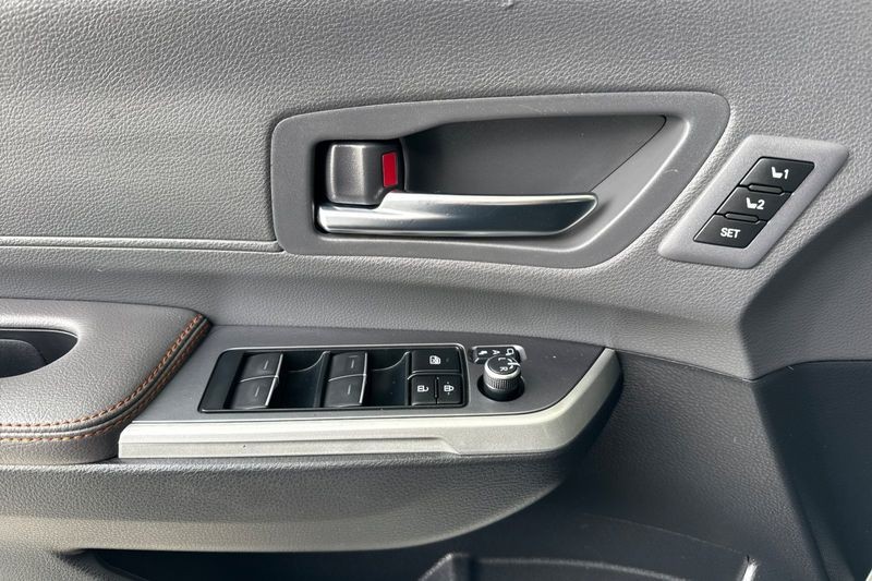 Toyota Sienna Vehicle Full-screen Gallery Image 11