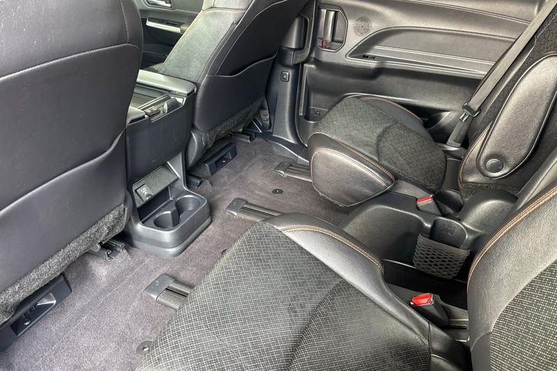 Toyota Sienna Vehicle Full-screen Gallery Image 12