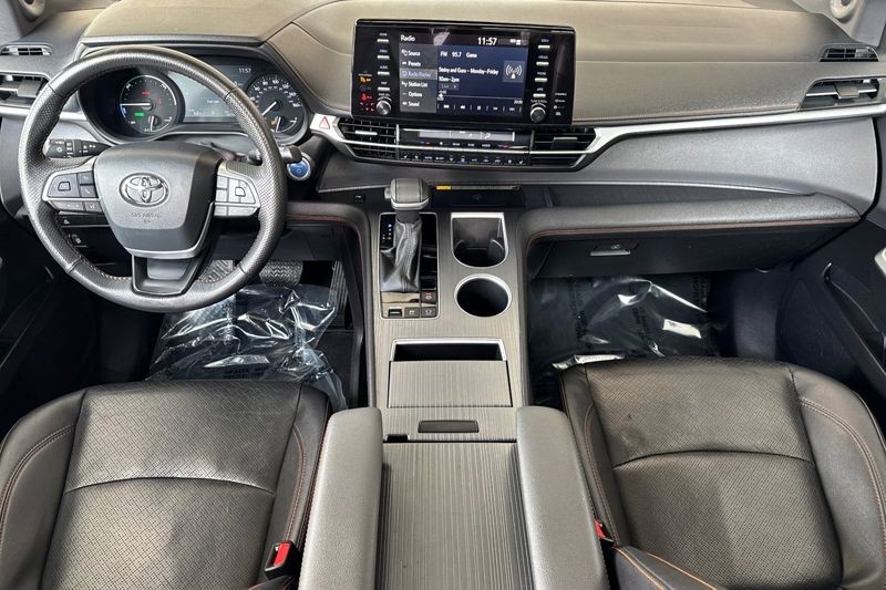 Toyota Sienna Vehicle Full-screen Gallery Image 13