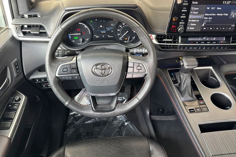 Toyota Sienna Vehicle Full-screen Gallery Image 14