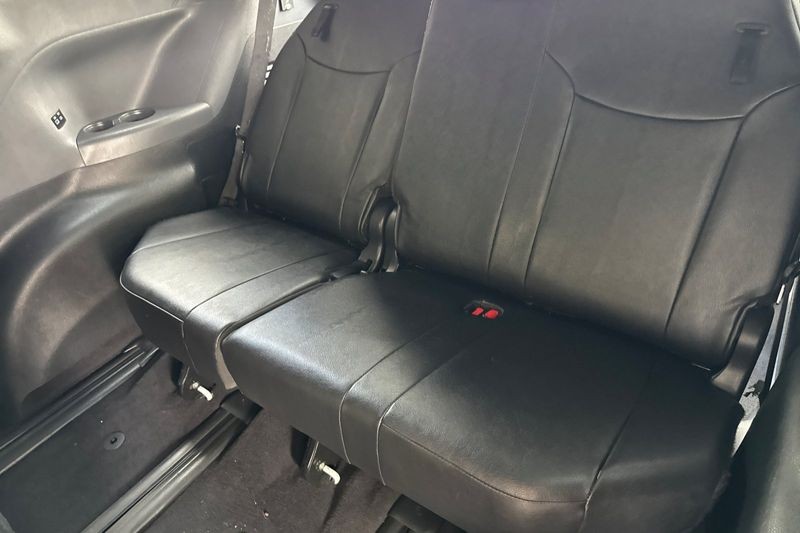 Toyota Sienna Vehicle Full-screen Gallery Image 15