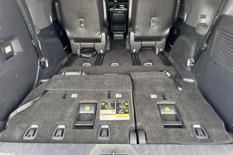 Toyota Sienna Vehicle Full-screen Gallery Image 16