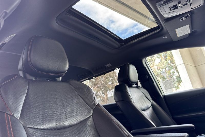 Toyota Sienna Vehicle Full-screen Gallery Image 18