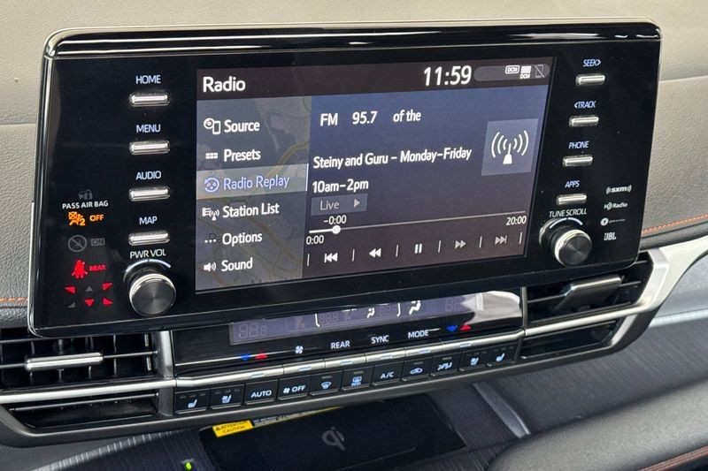 Toyota Sienna Vehicle Full-screen Gallery Image 19