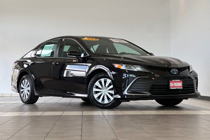 Toyota Camry Vehicle Full-screen Gallery Image 02