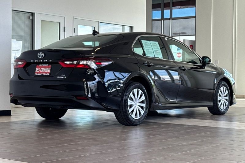 Toyota Camry Vehicle Full-screen Gallery Image 04