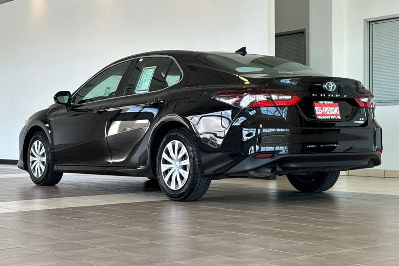 Toyota Camry Vehicle Full-screen Gallery Image 06