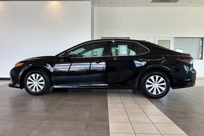 Toyota Camry Vehicle Full-screen Gallery Image 07