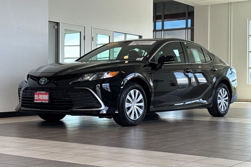 Toyota Camry Vehicle Full-screen Gallery Image 08