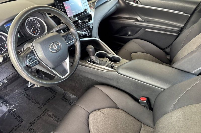 Toyota Camry Vehicle Full-screen Gallery Image 10