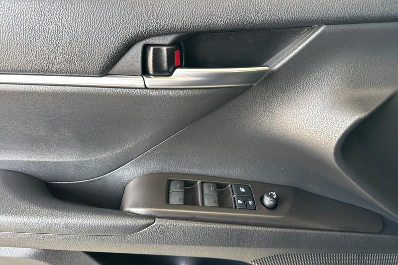 Toyota Camry Vehicle Full-screen Gallery Image 11