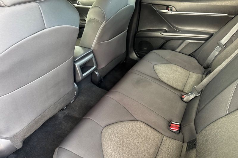 Toyota Camry Vehicle Full-screen Gallery Image 12