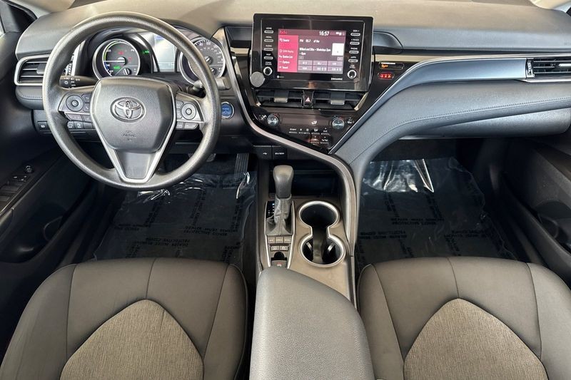 Toyota Camry Vehicle Full-screen Gallery Image 13