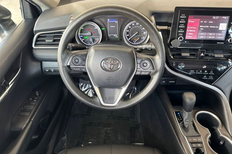 Toyota Camry Vehicle Full-screen Gallery Image 14