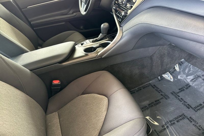 Toyota Camry Vehicle Full-screen Gallery Image 15