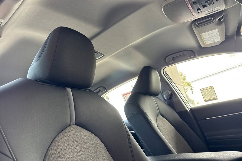 Toyota Camry Vehicle Full-screen Gallery Image 16