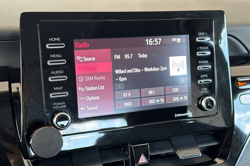 Toyota Camry Vehicle Full-screen Gallery Image 17