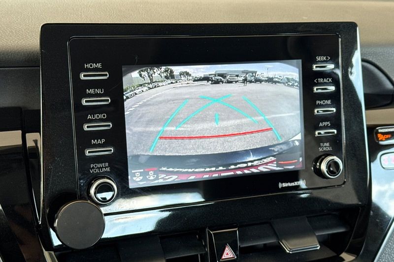 Toyota Camry Vehicle Full-screen Gallery Image 18