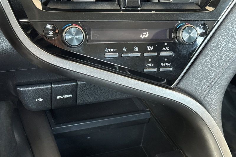 Toyota Camry Vehicle Full-screen Gallery Image 19