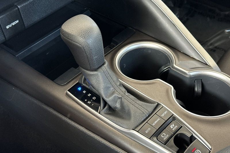 Toyota Camry Vehicle Full-screen Gallery Image 20