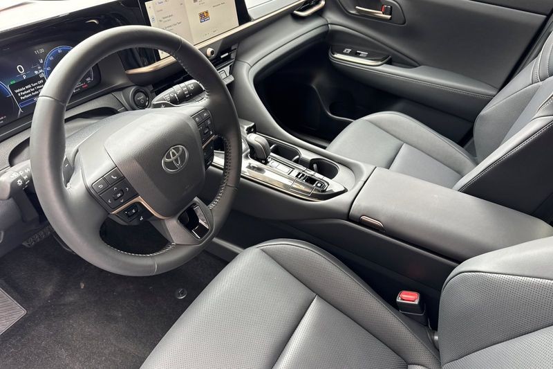 Toyota Crown Signia Vehicle Full-screen Gallery Image 10