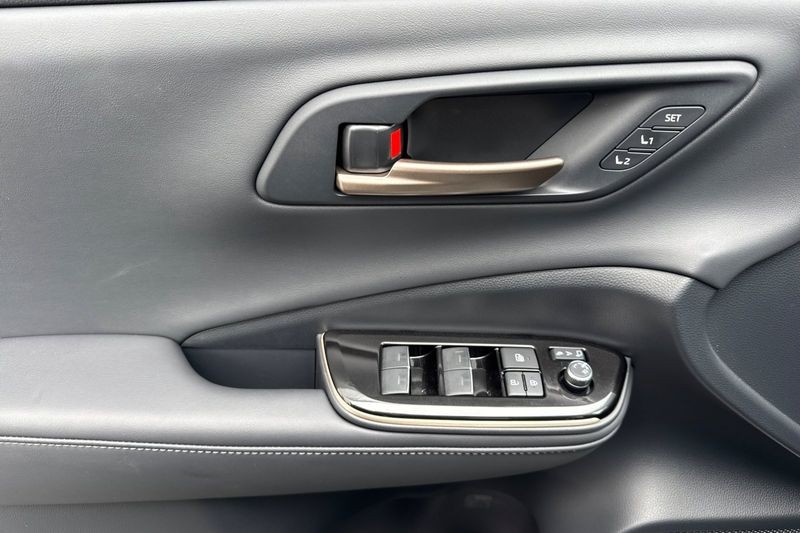 Toyota Crown Signia Vehicle Full-screen Gallery Image 11