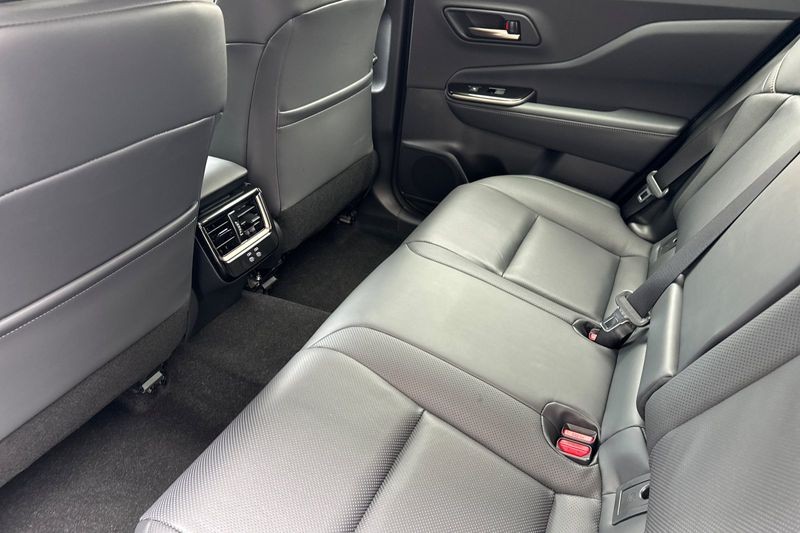 Toyota Crown Signia Vehicle Full-screen Gallery Image 12