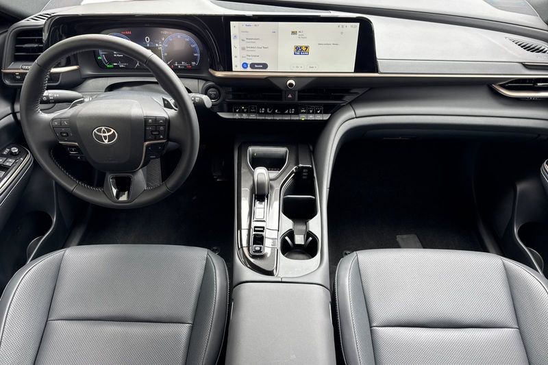 Toyota Crown Signia Vehicle Full-screen Gallery Image 13