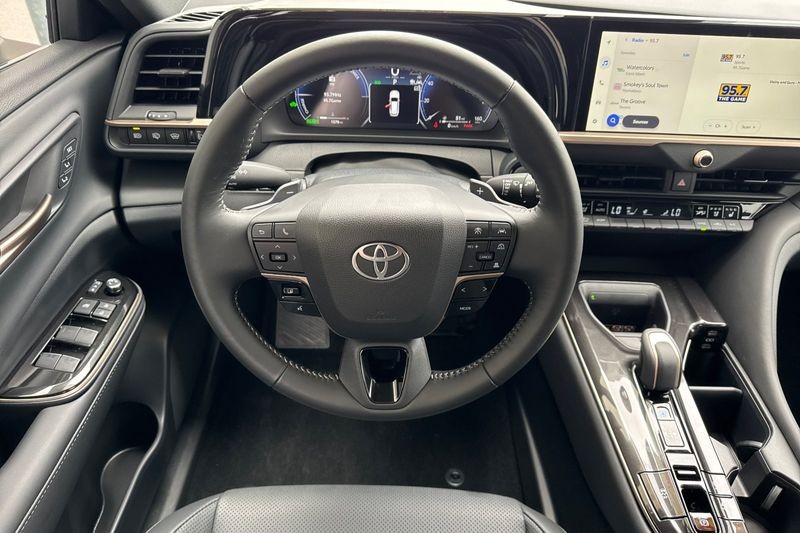 Toyota Crown Signia Vehicle Full-screen Gallery Image 14