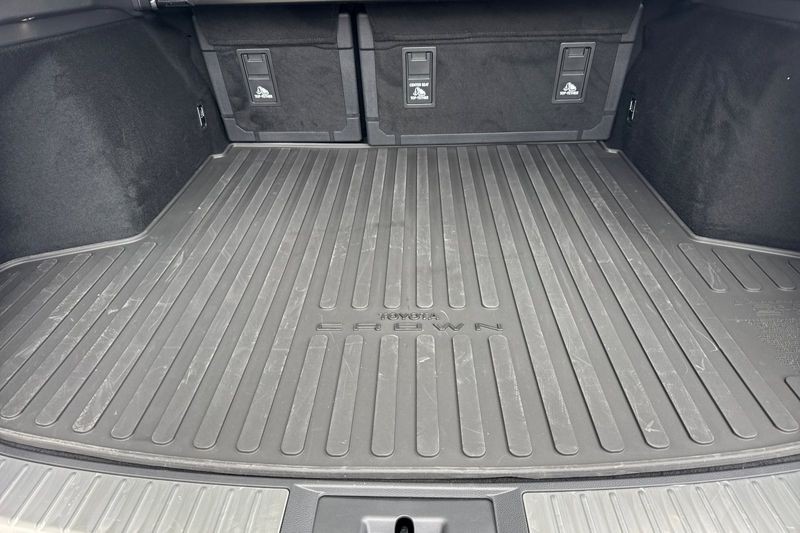 Toyota Crown Signia Vehicle Full-screen Gallery Image 15