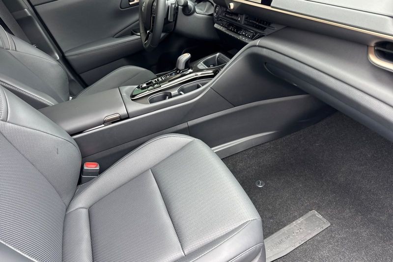 Toyota Crown Signia Vehicle Full-screen Gallery Image 16