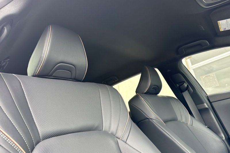 Toyota Crown Signia Vehicle Full-screen Gallery Image 17
