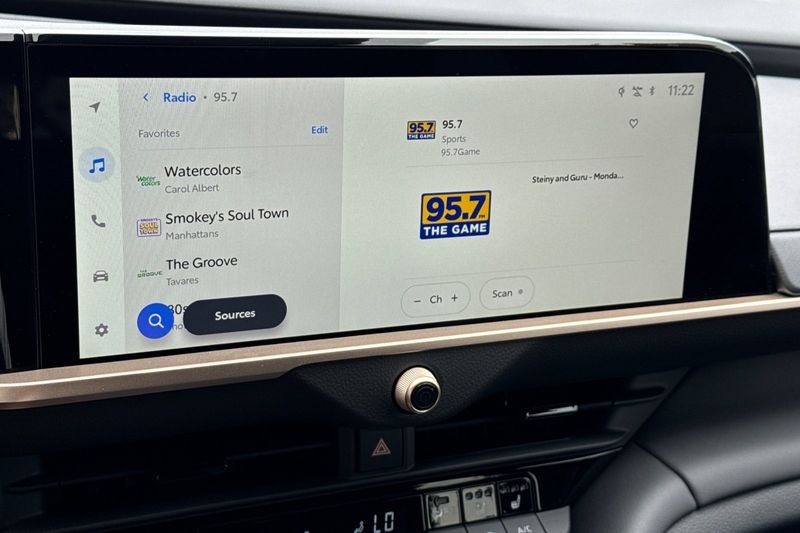 Toyota Crown Signia Vehicle Full-screen Gallery Image 18